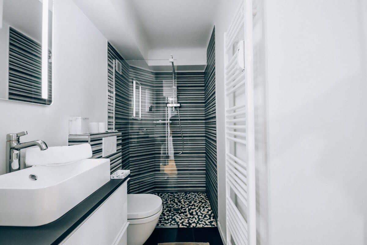 Modern and stylish bathroom with a spacious walk-in shower, perfect for refreshing after a day of exploring the city.
