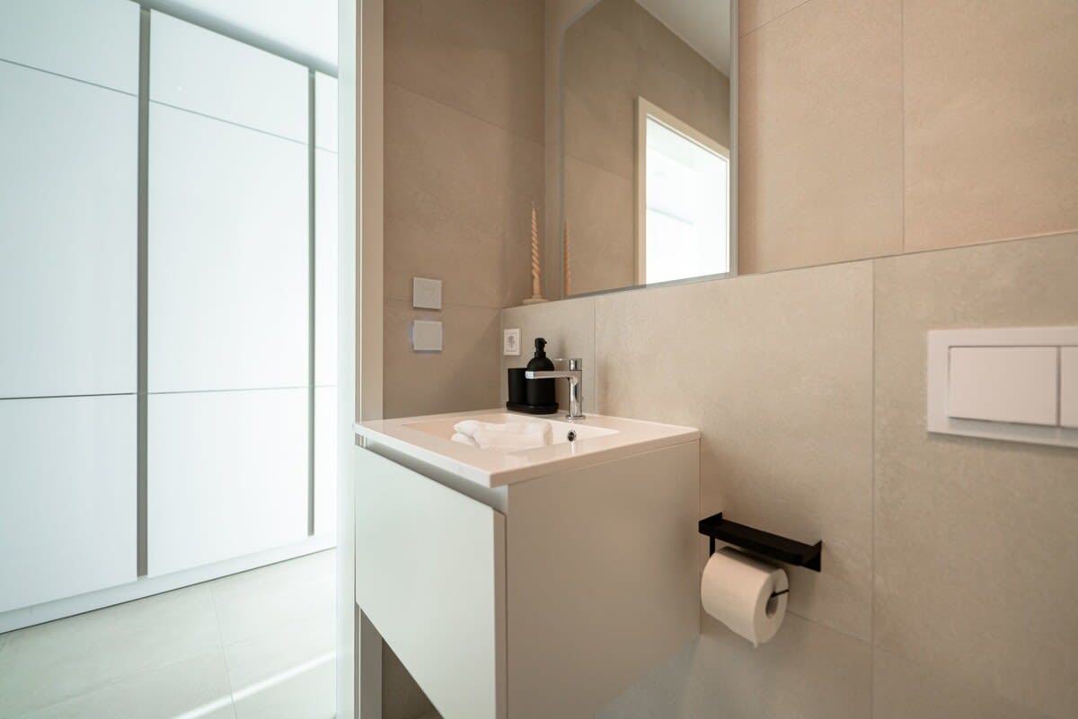 Minimalist bathroom with clean lines and high-quality fixtures for a refreshing routine.
