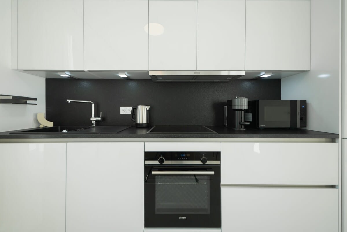 Fully equipped kitchen with clean lines and high-end finishes, ready for your favorite recipes.