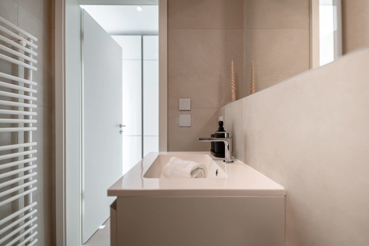Elegant bathroom with modern design elements, ensuring a luxurious pampering space.