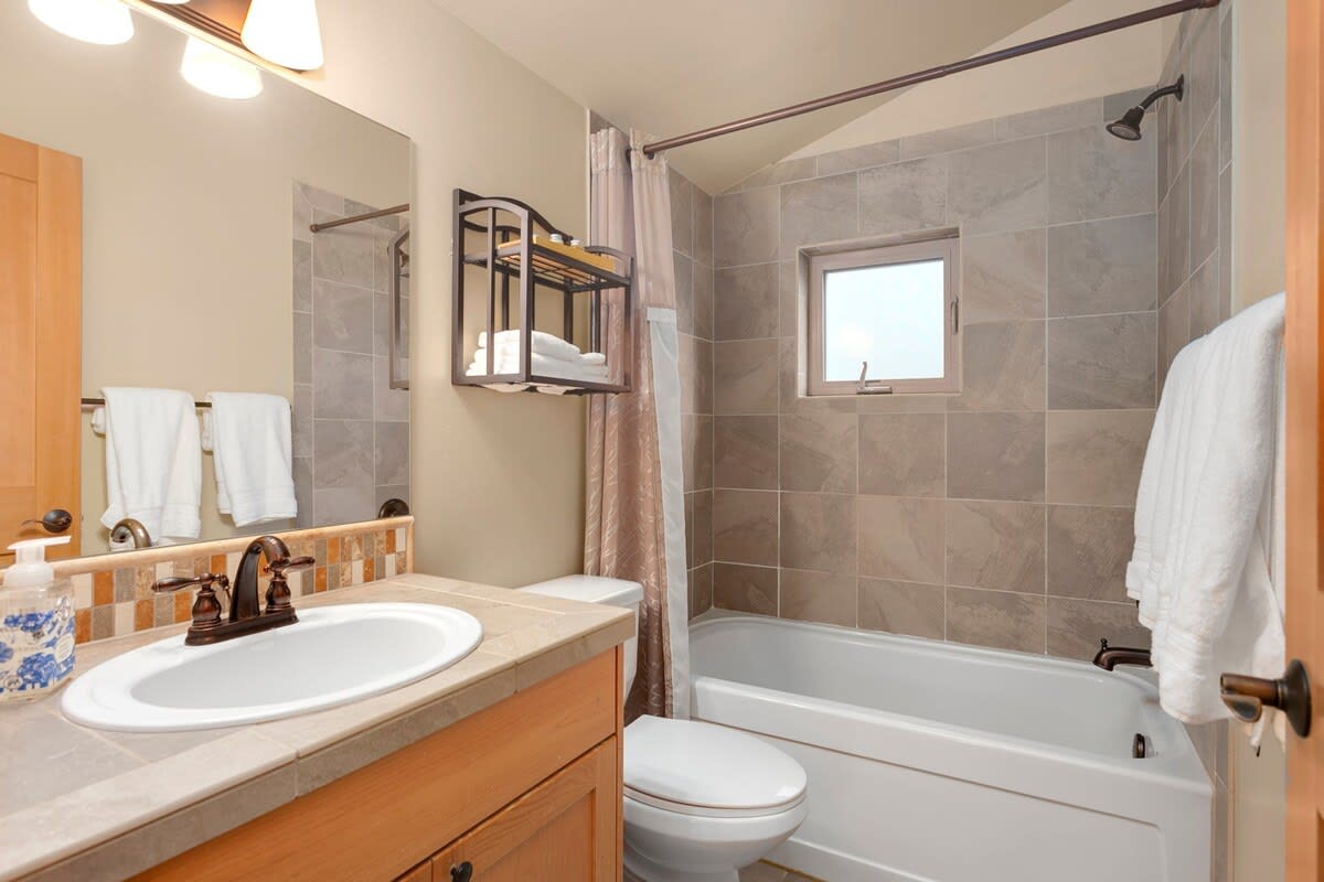 Modern Townhouse near DT Seattle & Stadium, Parking - Picture 23