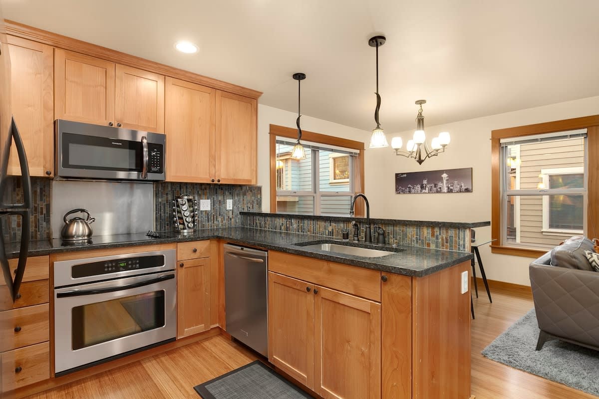 Modern Townhouse near DT Seattle & Stadium, Parking - Picture 11