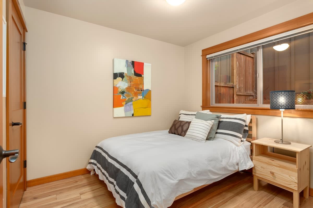 Modern Townhouse near DT Seattle & Stadium, Parking - Picture 7