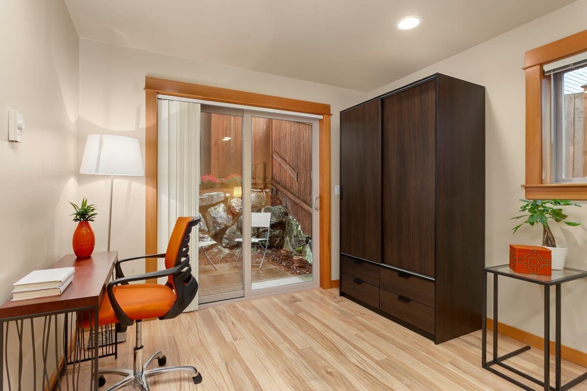 Modern Townhouse near DT Seattle & Stadium, Parking - Picture 5