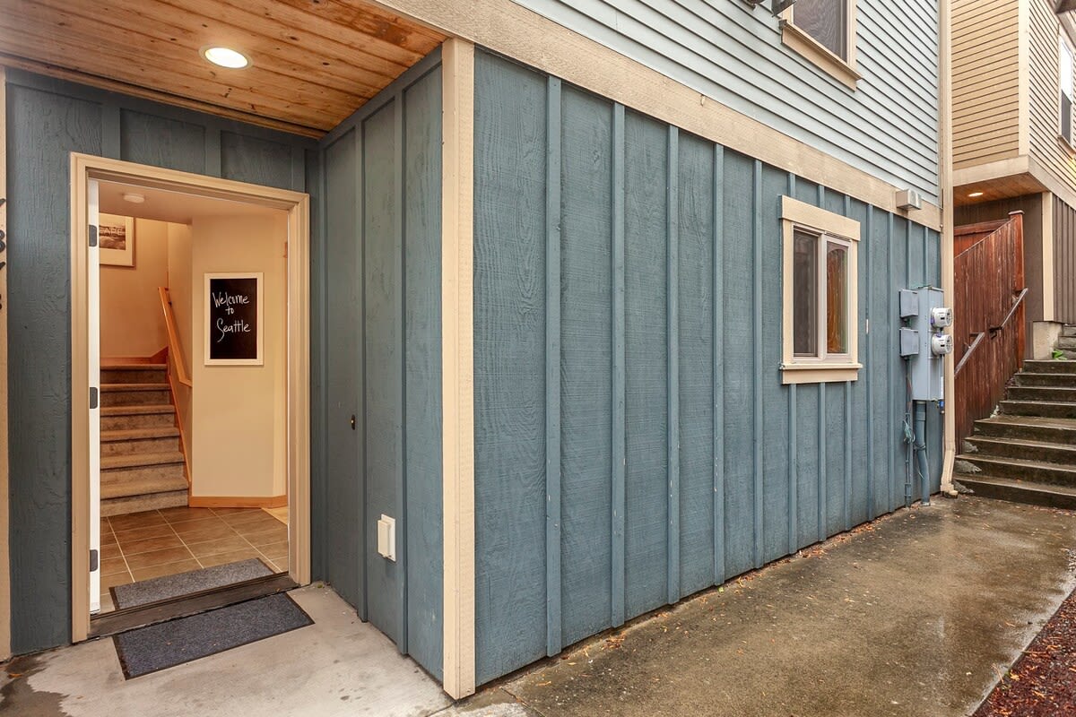 Modern Townhouse near DT Seattle & Stadium, Parking - Picture 2