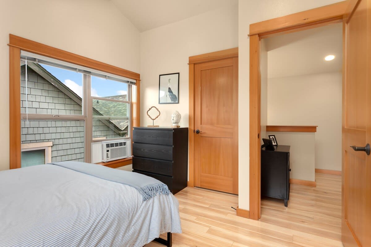 Modern Townhouse near DT Seattle & Stadium, Parking - Picture 21