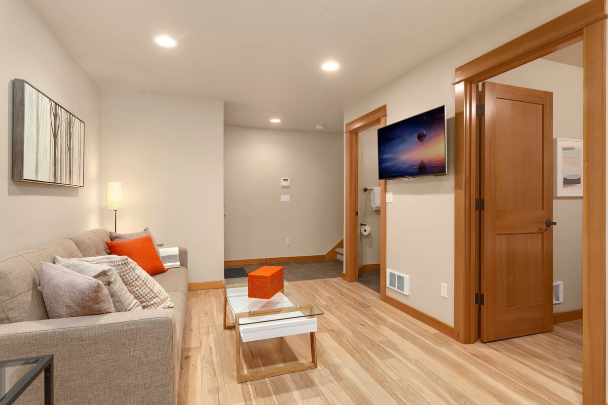 Modern Townhouse near DT Seattle & Stadium, Parking - Picture 6
