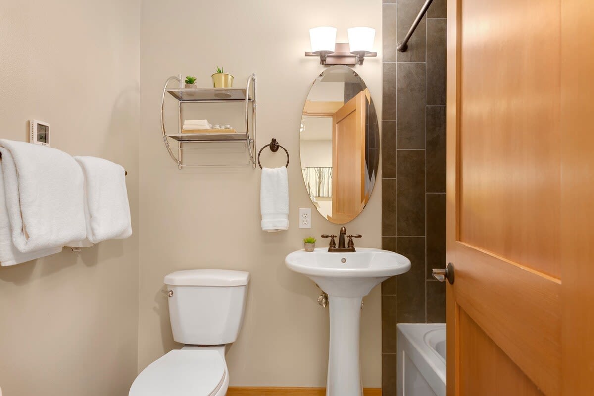 Modern Townhouse near DT Seattle & Stadium, Parking - Picture 8