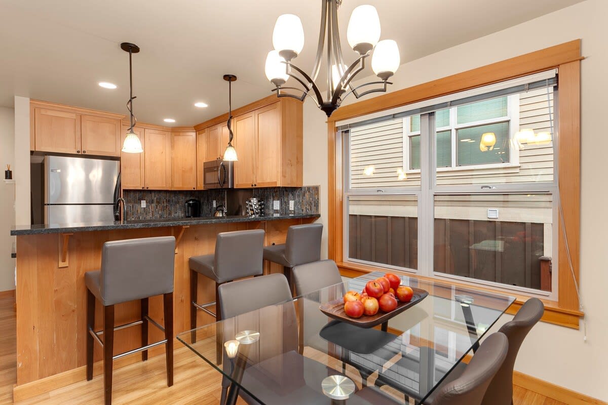 Modern Townhouse near DT Seattle & Stadium, Parking - Picture 15