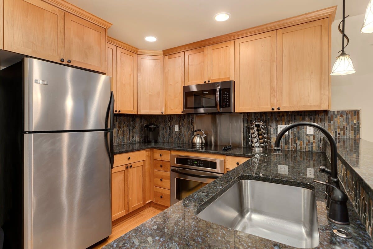 Modern Townhouse near DT Seattle & Stadium, Parking - Picture 12