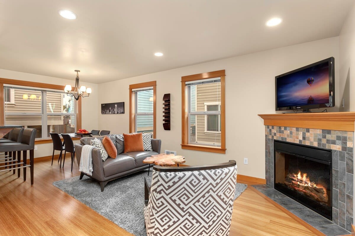 Modern Townhouse near DT Seattle & Stadium, Parking - Picture 3