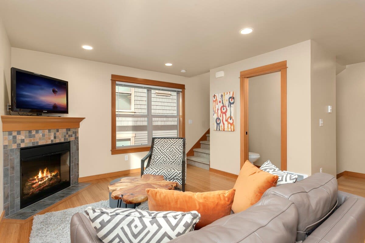 Modern Townhouse near DT Seattle & Stadium, Parking - Picture 10