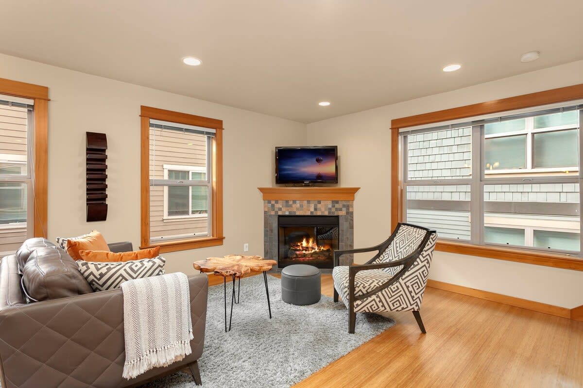 Modern Townhouse near DT Seattle & Stadium, Parking - Picture 9
