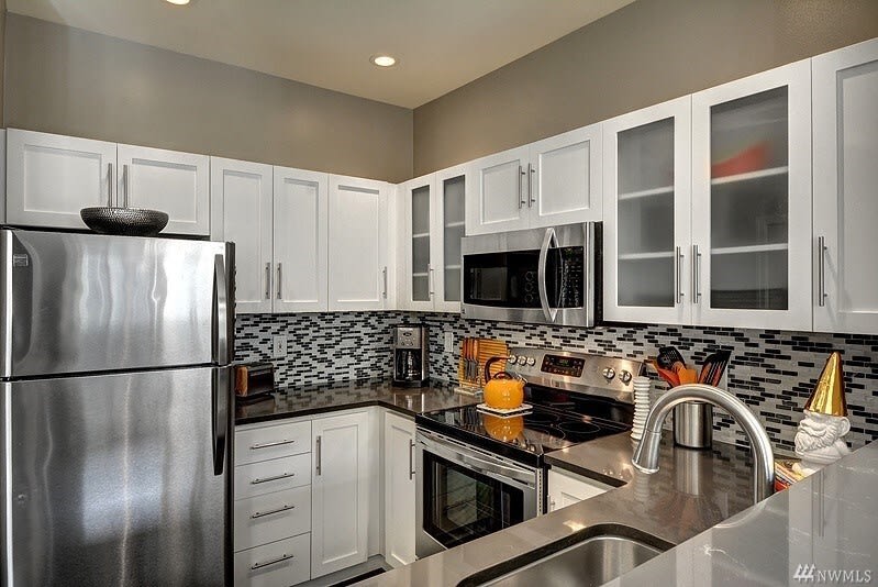 DT Designer's 2BR Condo Parking, Tub, Pool - 99 walk score - Picture 10