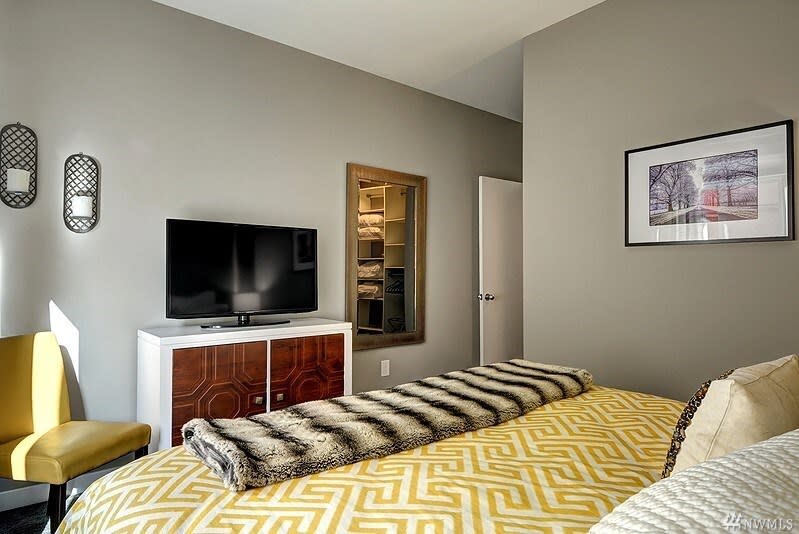 DT Designer's 2BR Condo Parking, Tub, Pool - 99 walk score - Picture 12