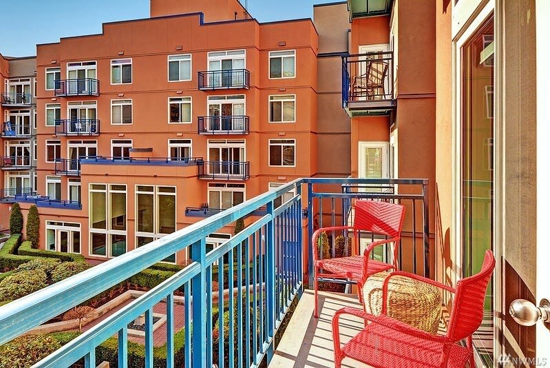 DT Designer's 2BR Condo Parking, Tub, Pool - 99 walk score - Picture 4