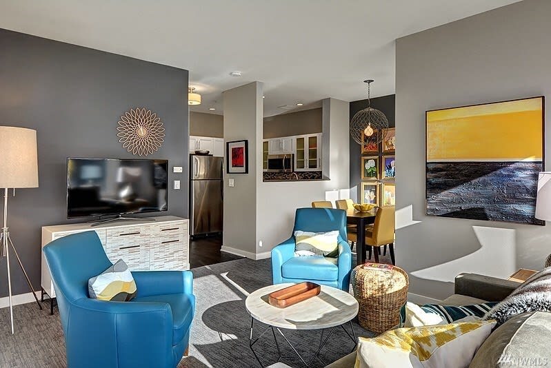 DT Designer's 2BR Condo Parking, Tub, Pool - 99 walk score - Picture 6