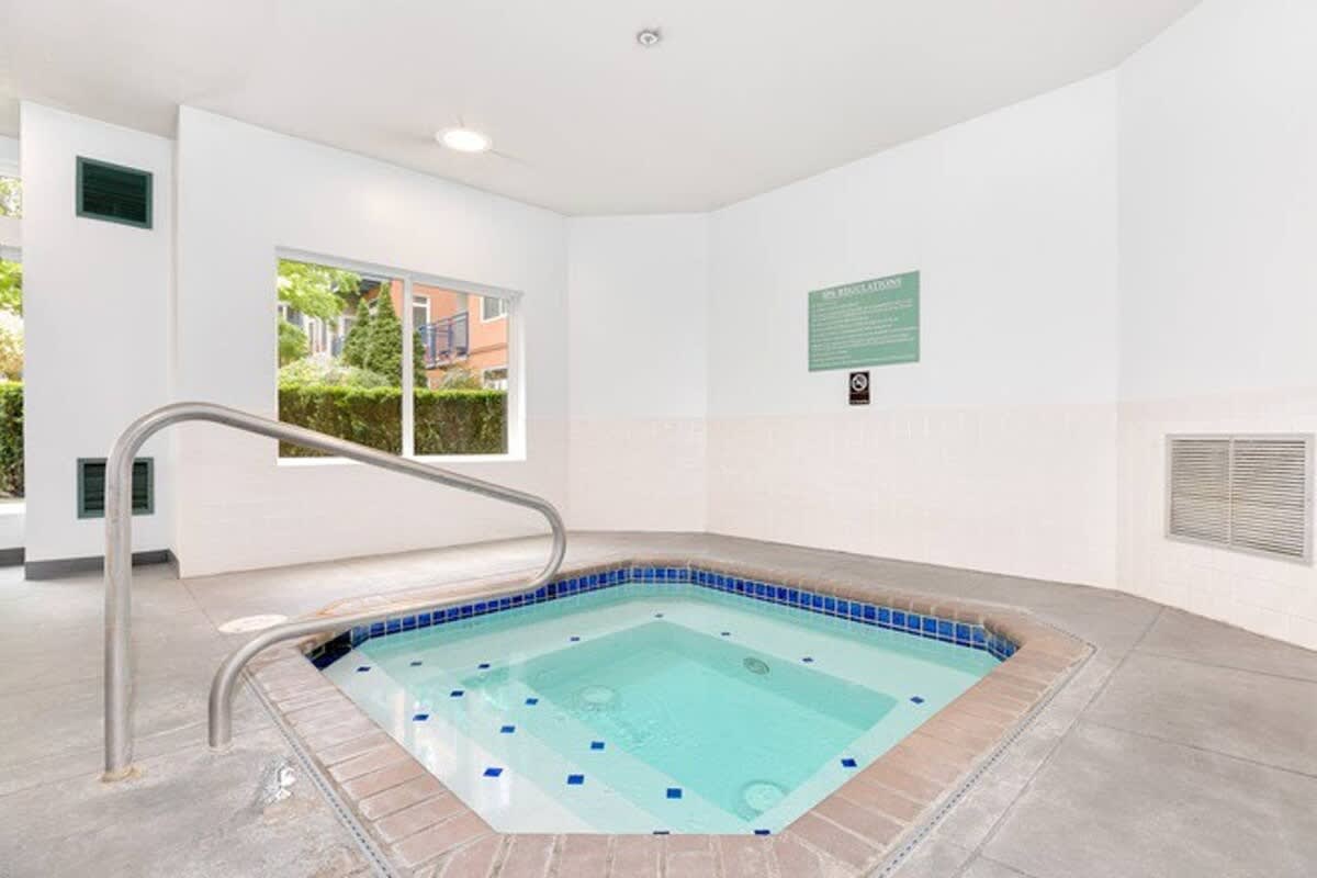 DT Designer's 2BR Condo Parking, Tub, Pool - 99 walk score - Picture 21