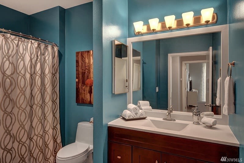 DT Designer's 2BR Condo Parking, Tub, Pool - 99 walk score - Picture 15