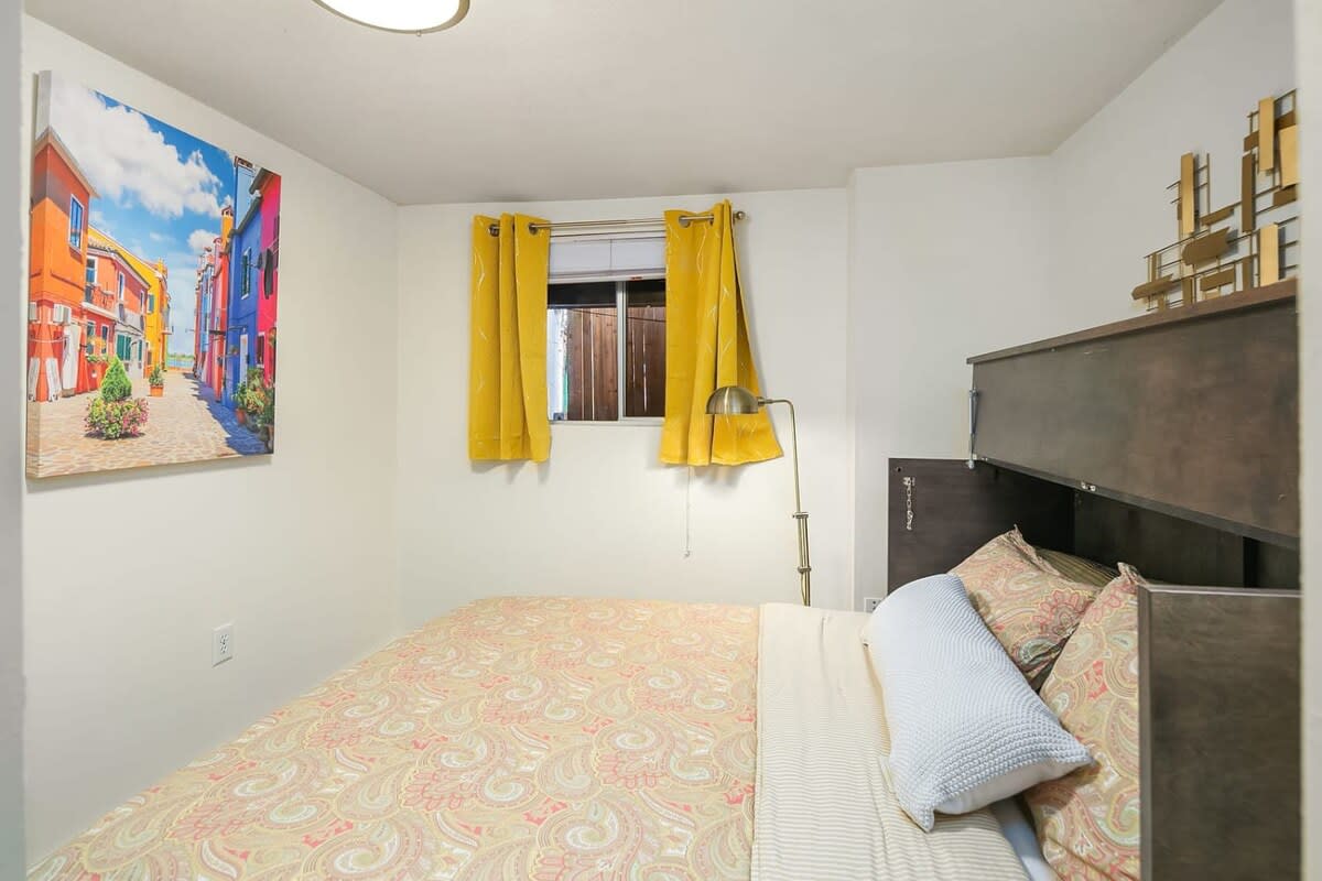 Cozy Getaway Yard Home with BBQ - UW - Children Hospital
