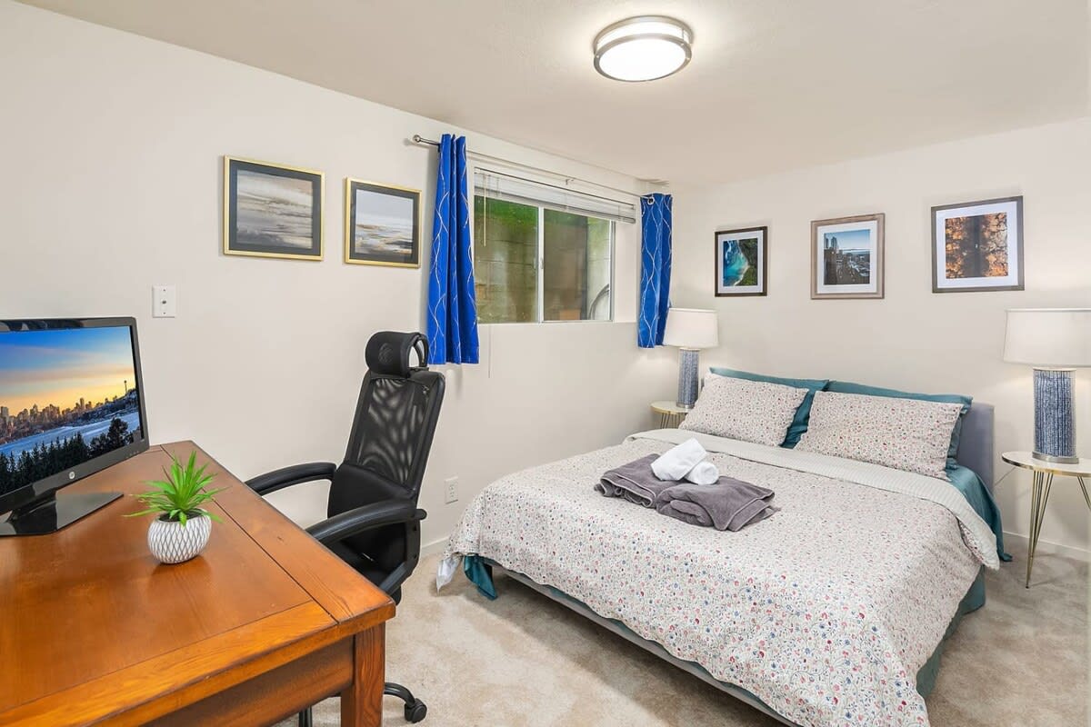 Cozy Getaway Yard Home with BBQ - UW - Children Hospital