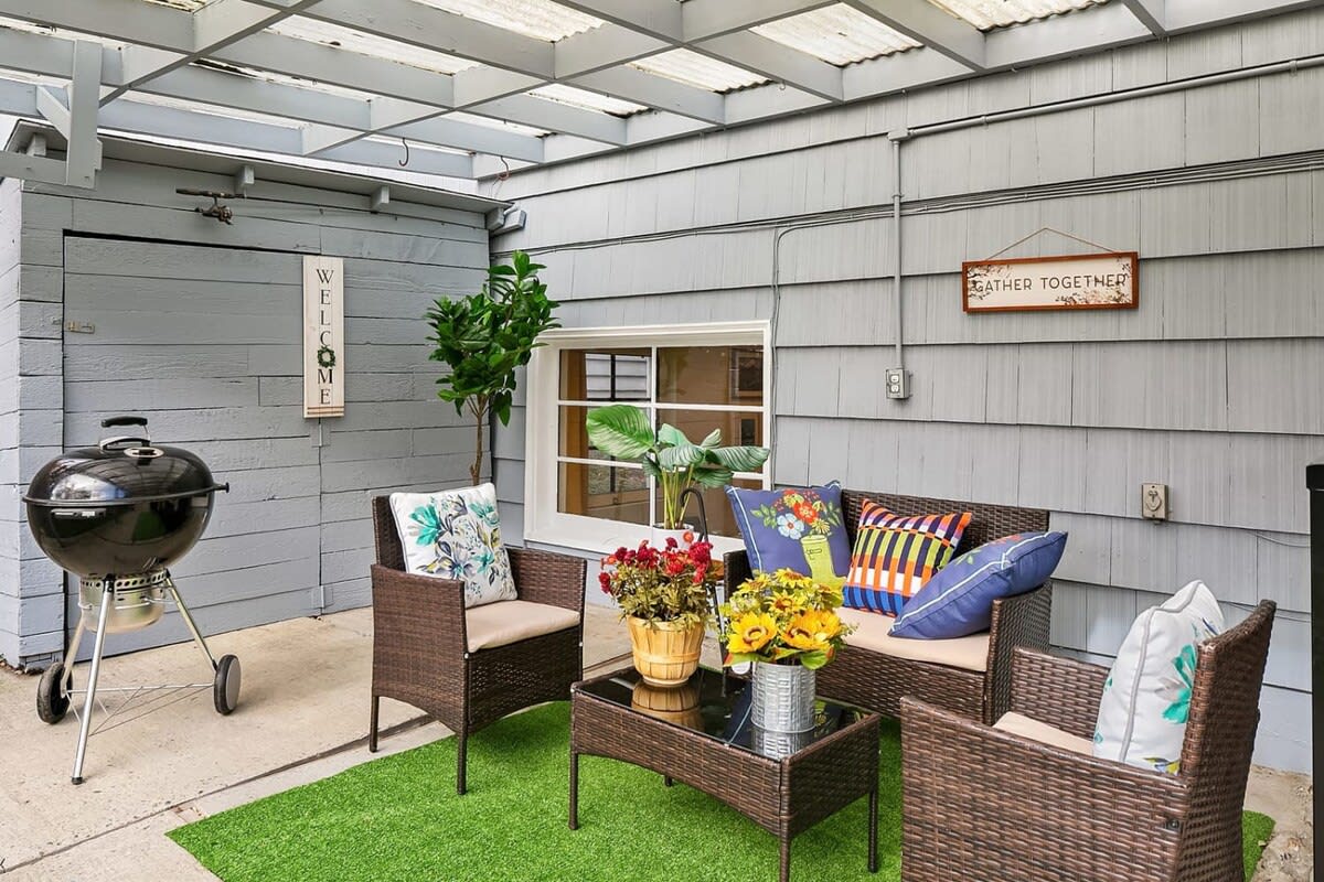 Cozy Getaway Yard Home with BBQ - UW - Children Hospital