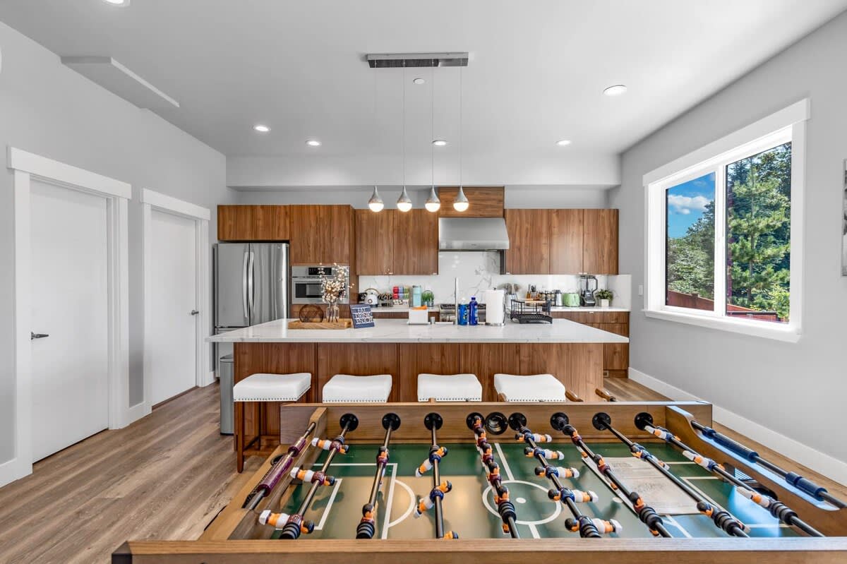 Modern Fortress w with 4 Decks, AC in all rooms, Gym
