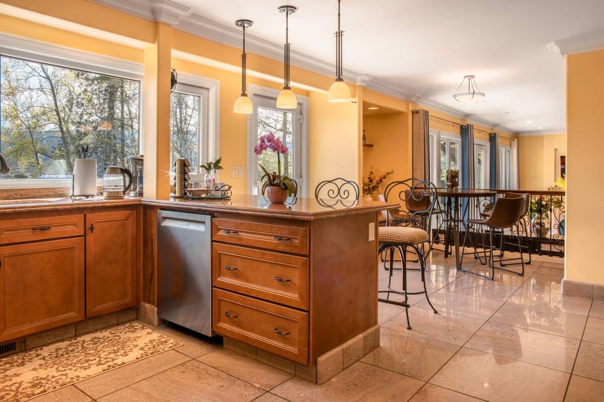 Elegant 4400sf Villa w/ Lk. & Mt. view | Sammamish - Picture 12