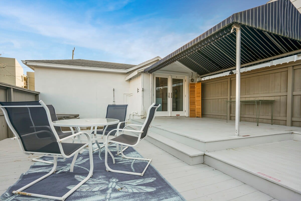 100 Steps to Sand, Private Deck, BBQ, Beach Gear - Picture 21
