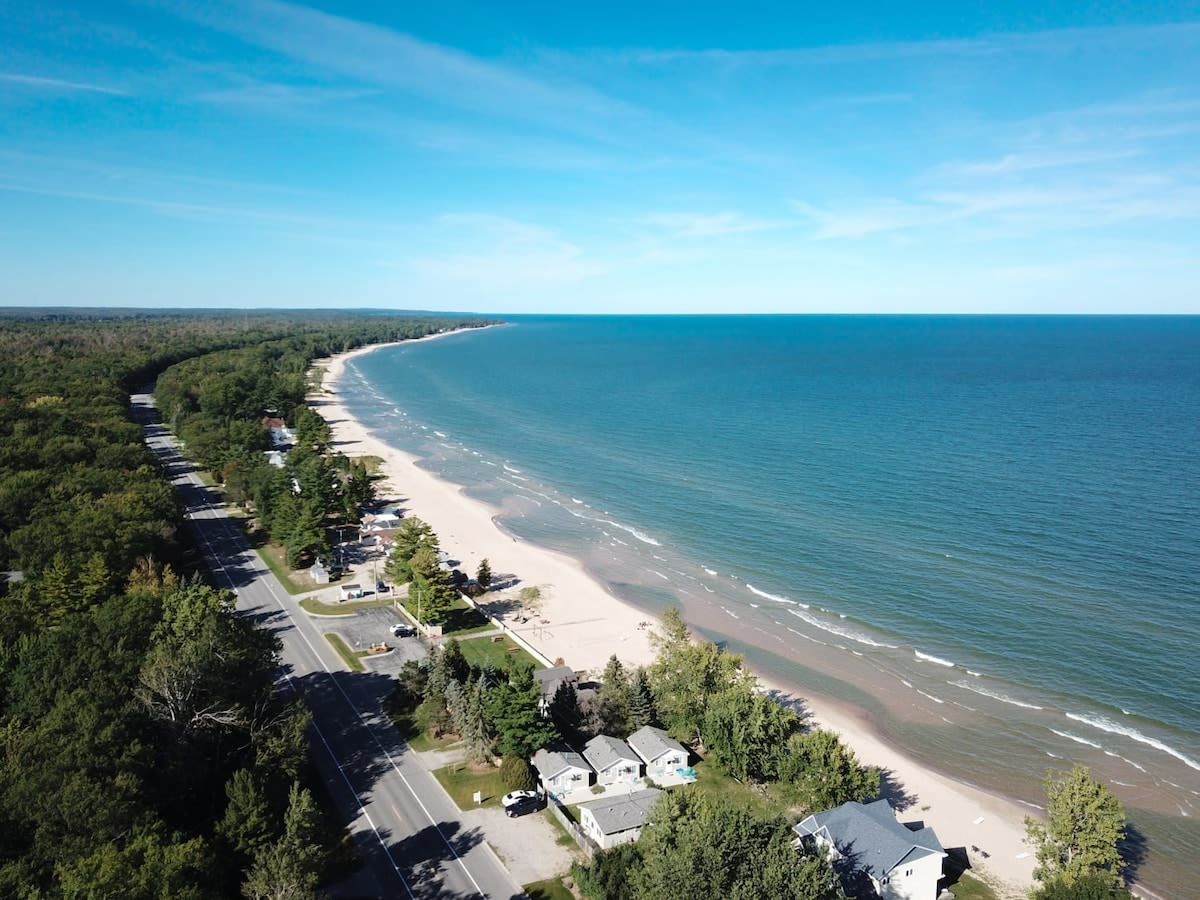 Charming Lake Huron Cottage Private Beach Access - Foto 1