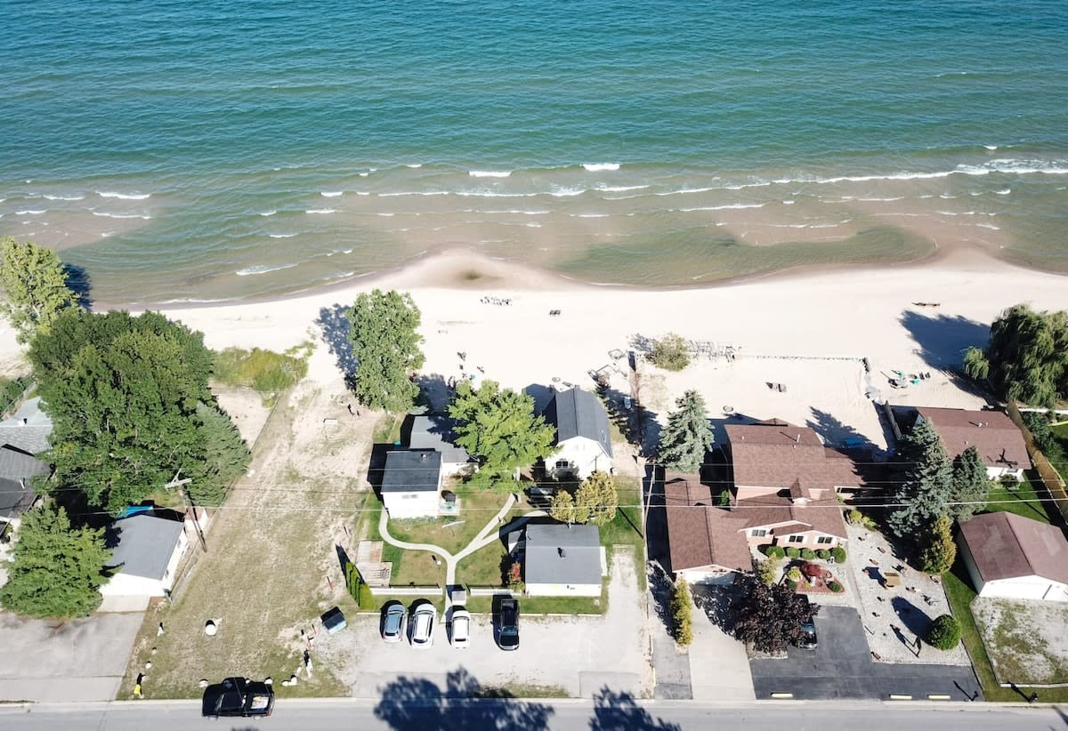 Cottage with private beachfront on Lake huron - Photo 1