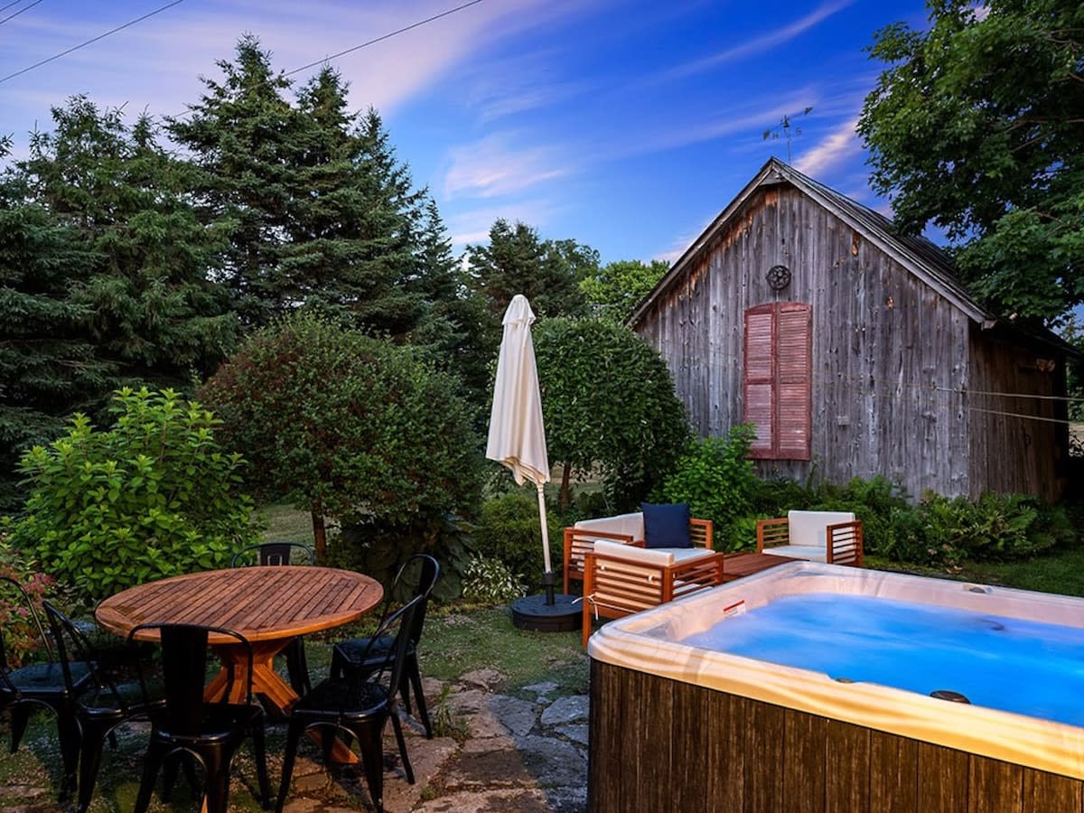 The Gem - Beautiful farmhouse with hot tub! - Photo 1