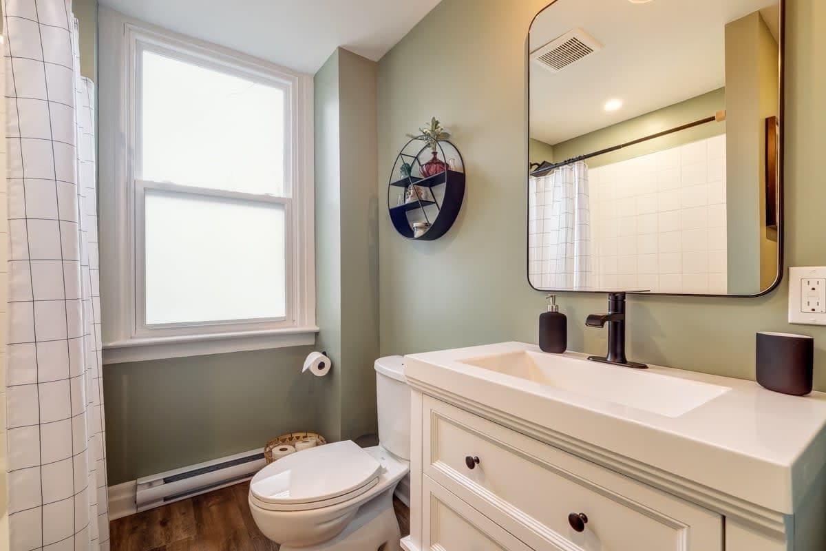 From HGTV! Marigold Suite in county farmhouse - Picture 24