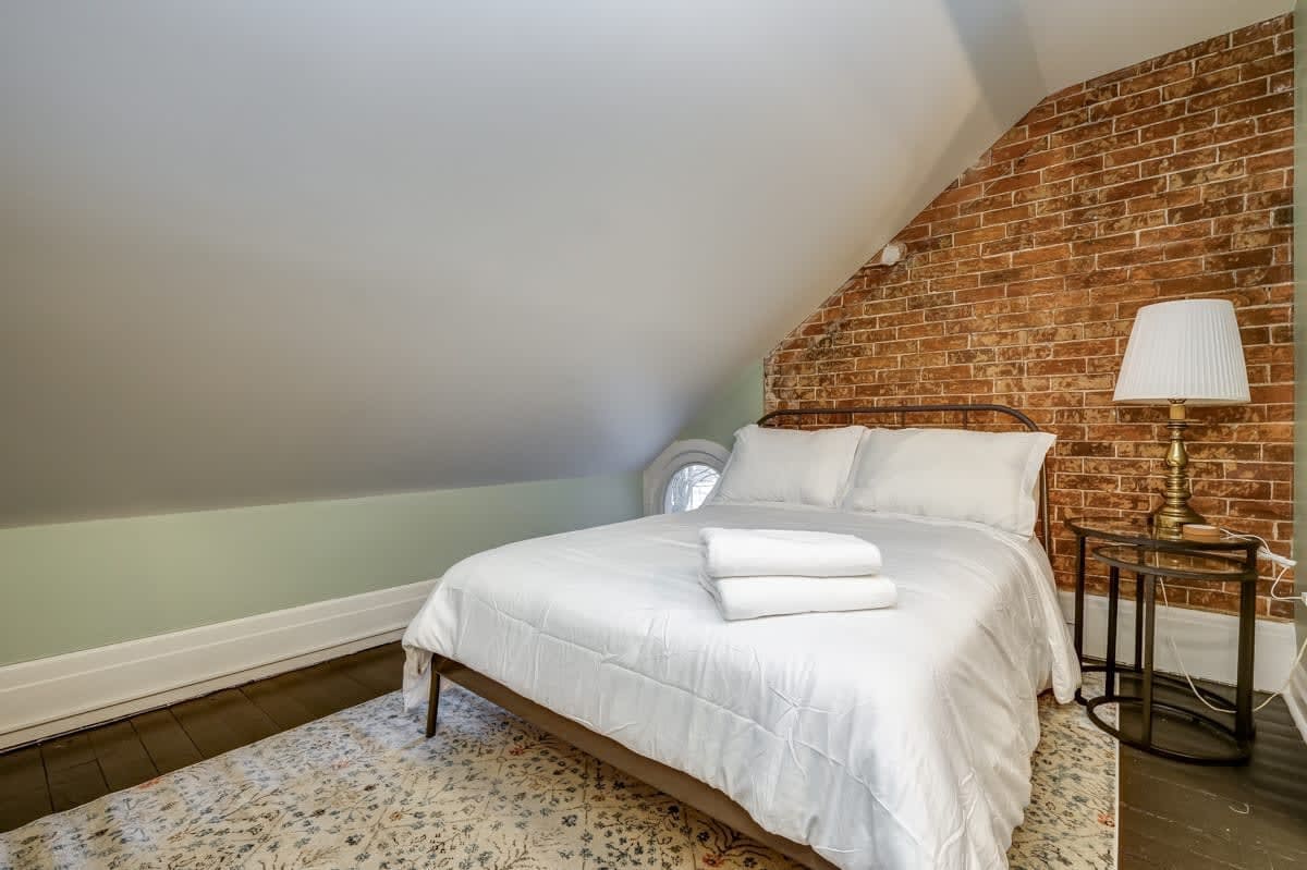 From HGTV! Marigold Suite in county farmhouse - Picture 45