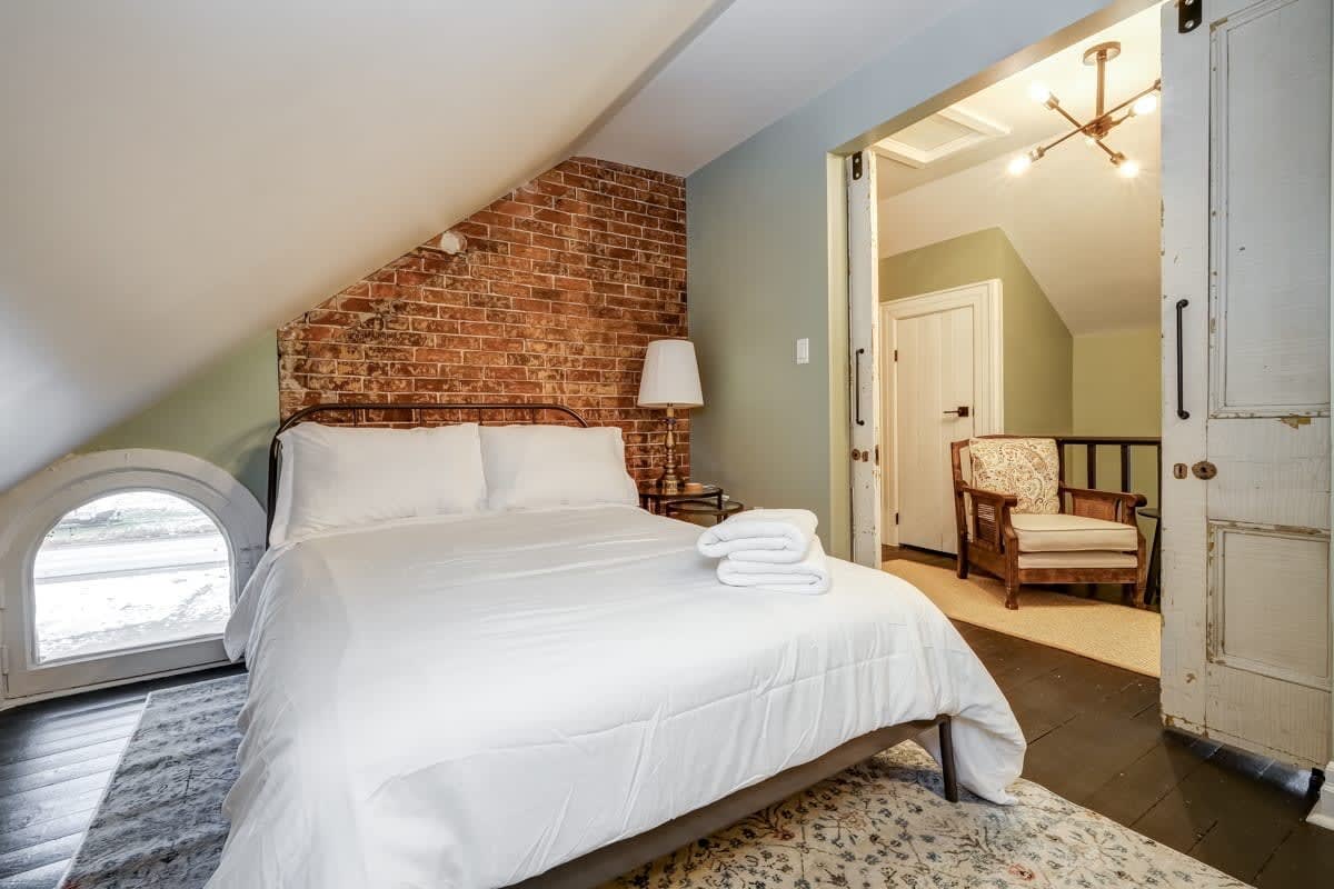 From HGTV! Marigold Suite in county farmhouse - Picture 10