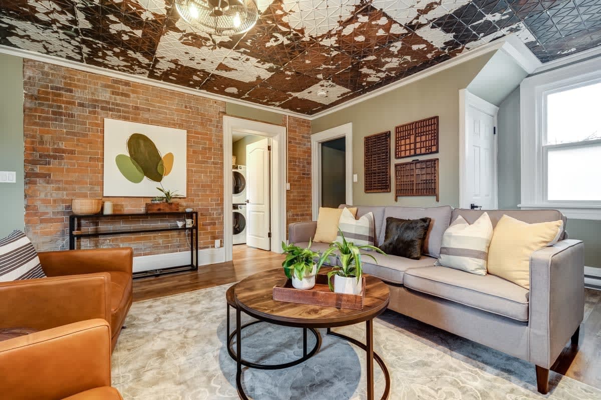 From HGTV! Marigold Suite in county farmhouse - Picture 9