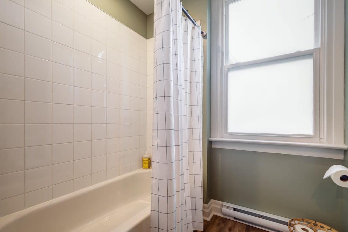 From HGTV! Marigold Suite in county farmhouse - Picture 25