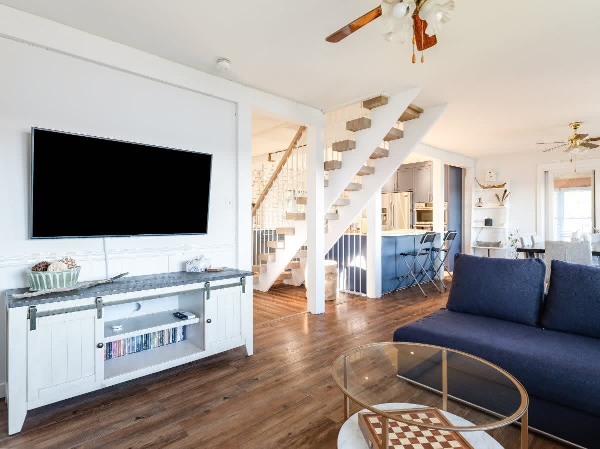 Cozy Family Waterfront Retreat - Picture 34