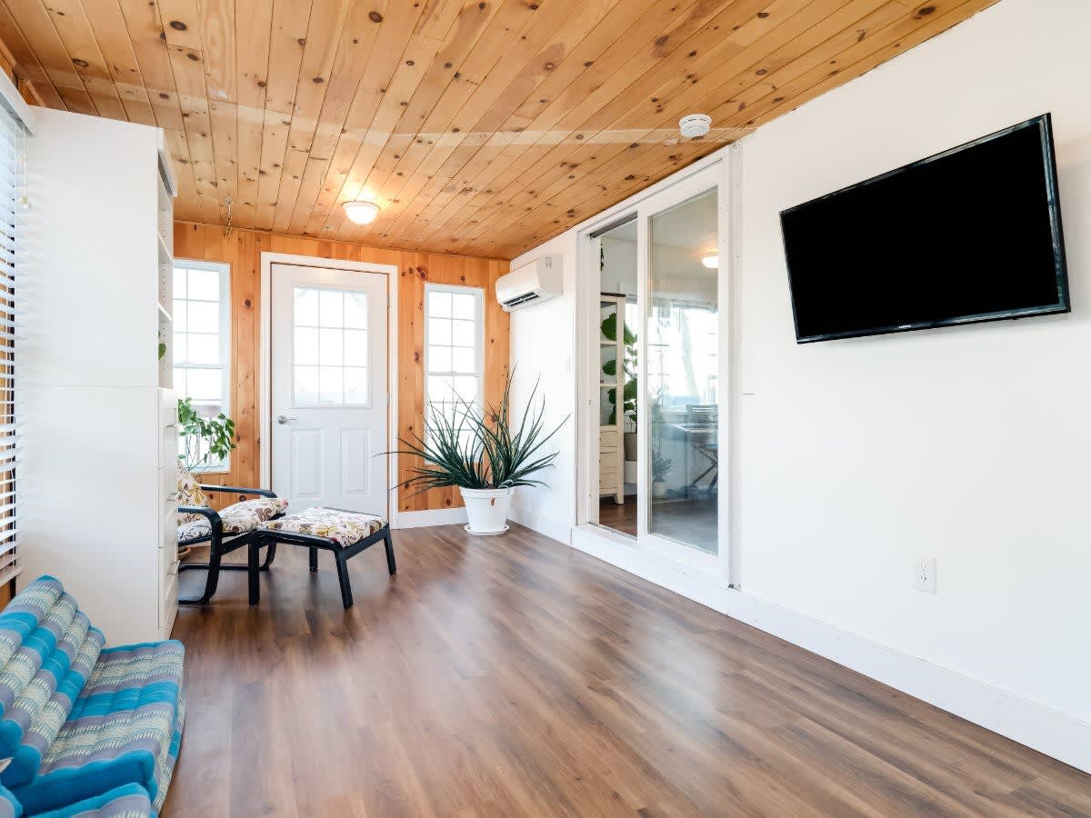 Cozy Family Waterfront Retreat - Picture 43