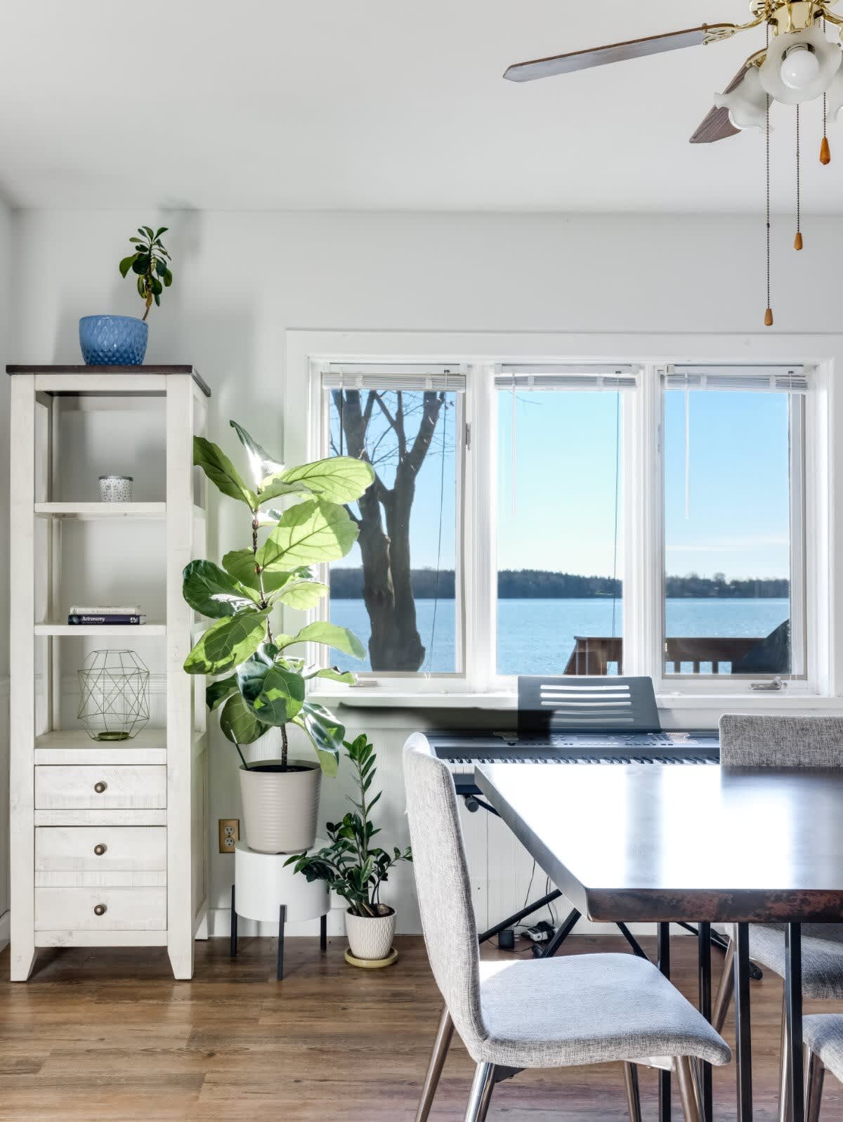 Cozy Family Waterfront Retreat - Picture 6
