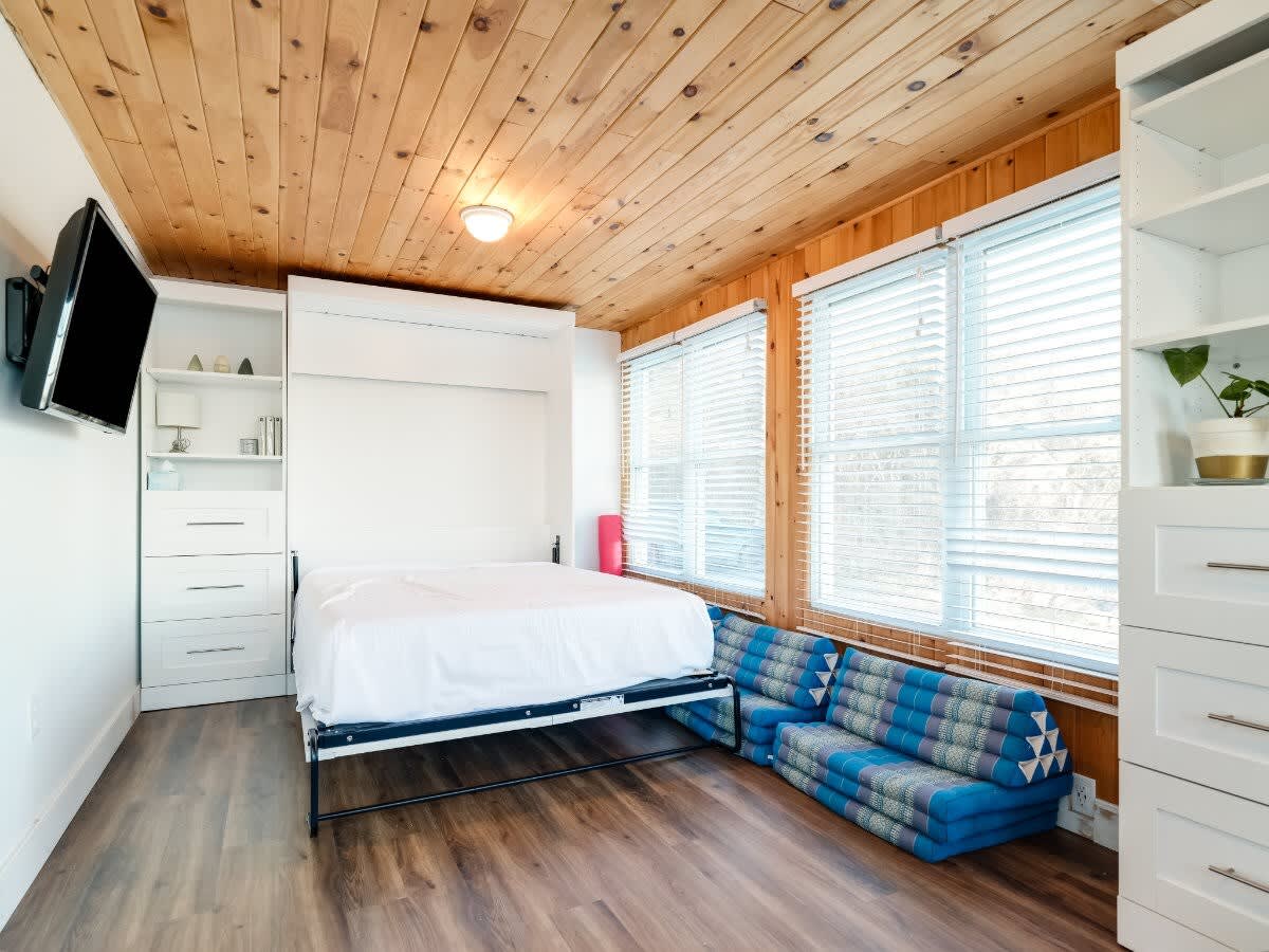Cozy Family Waterfront Retreat - Picture 42