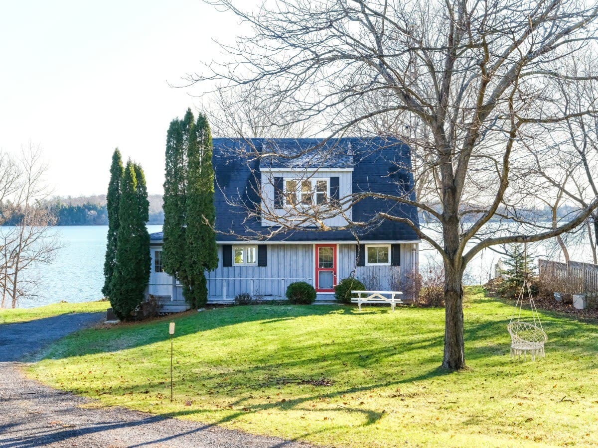 Cozy Family Waterfront Retreat - Picture 8
