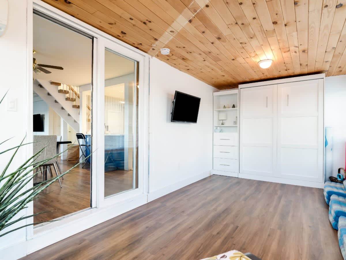 Cozy Family Waterfront Retreat - Picture 41