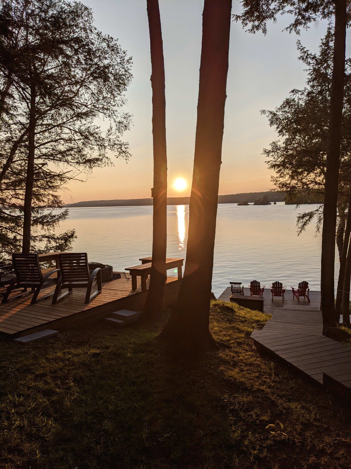 Waterfront open concept dream cottage with hot tub - Picture 17