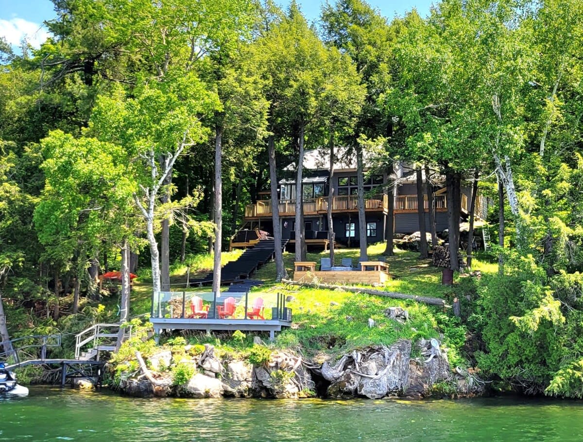 Waterfront open concept dream cottage with hot tub - Picture 6