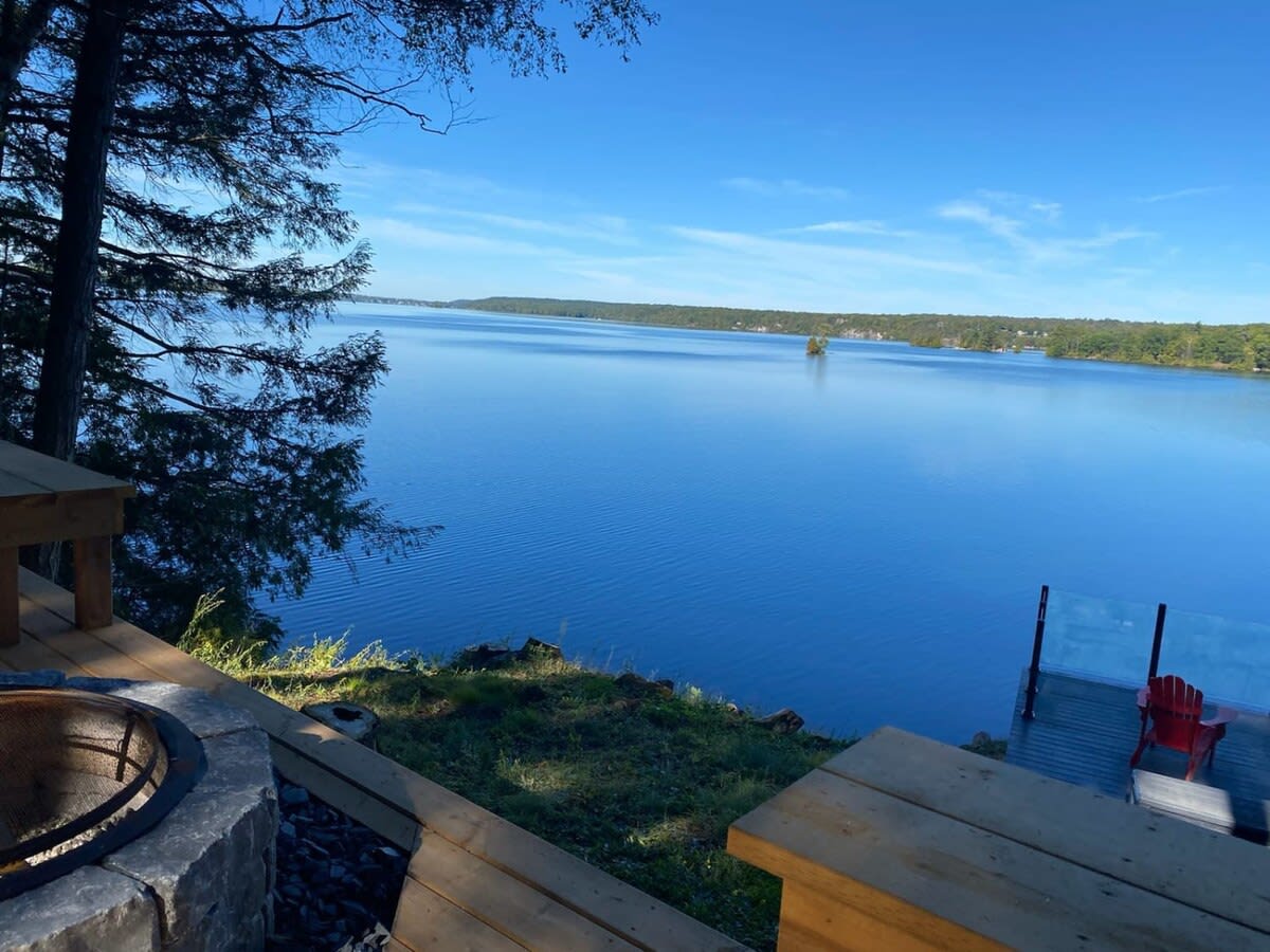 Waterfront open concept dream cottage with hot tub - Picture 14