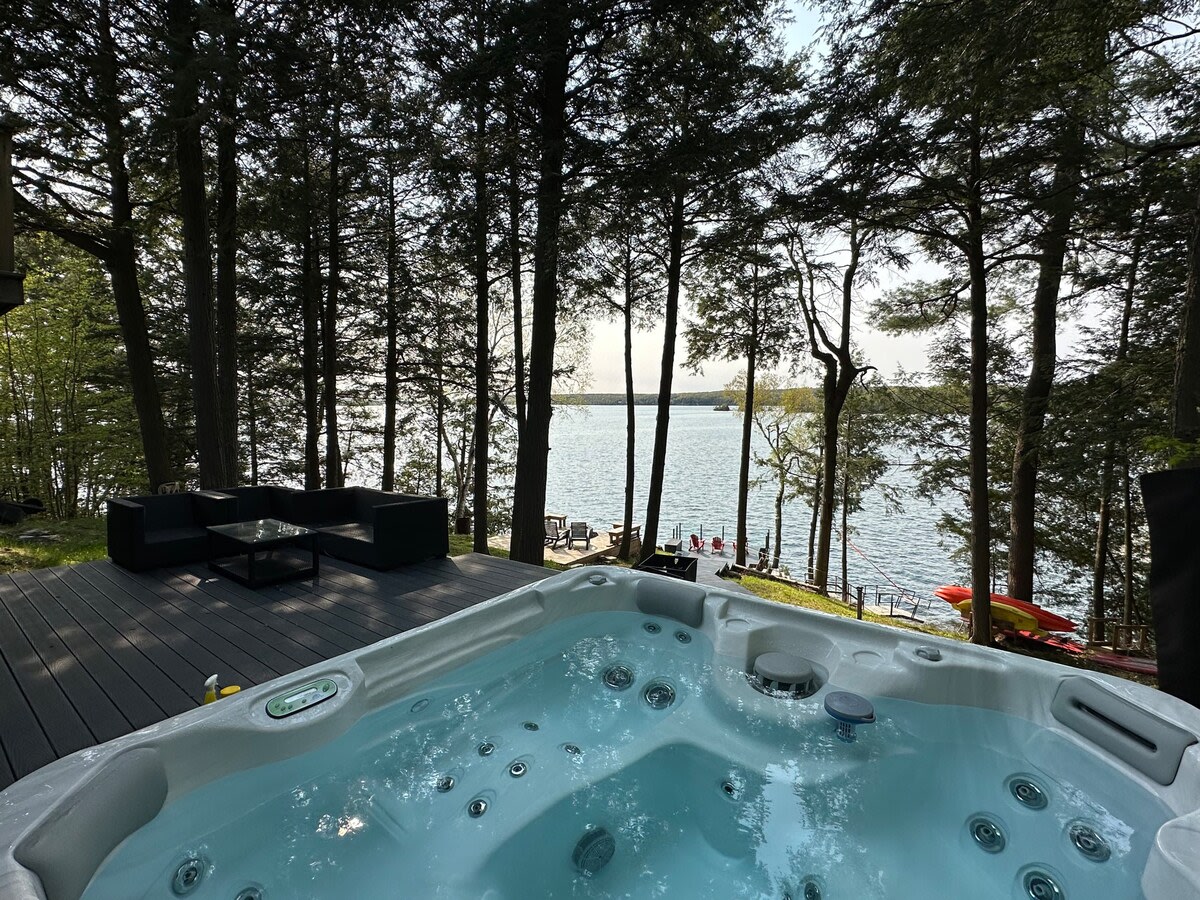 Waterfront open concept dream cottage with hot tub - Photo 1