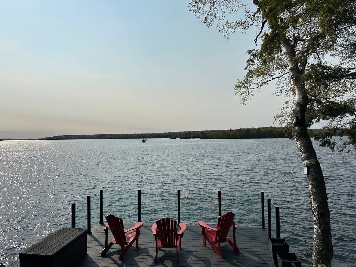 Waterfront open concept dream cottage with hot tub - Picture 2