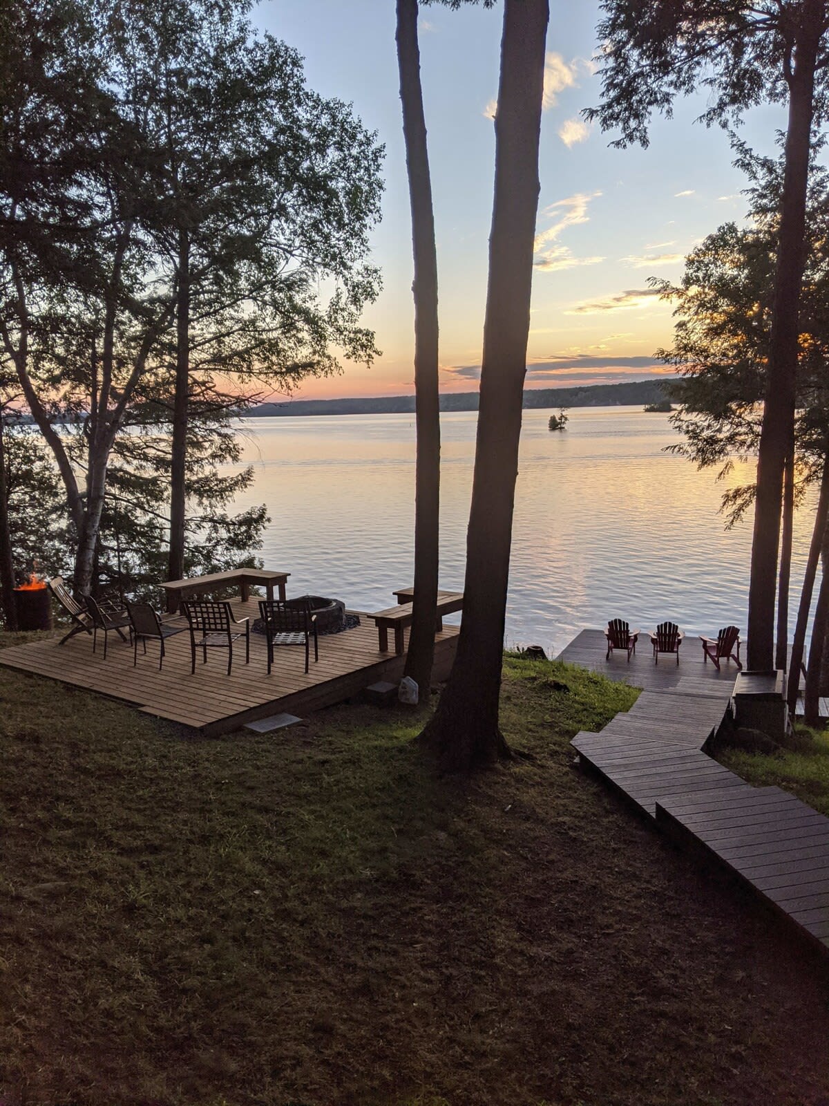 Waterfront open concept dream cottage with hot tub - Picture 15