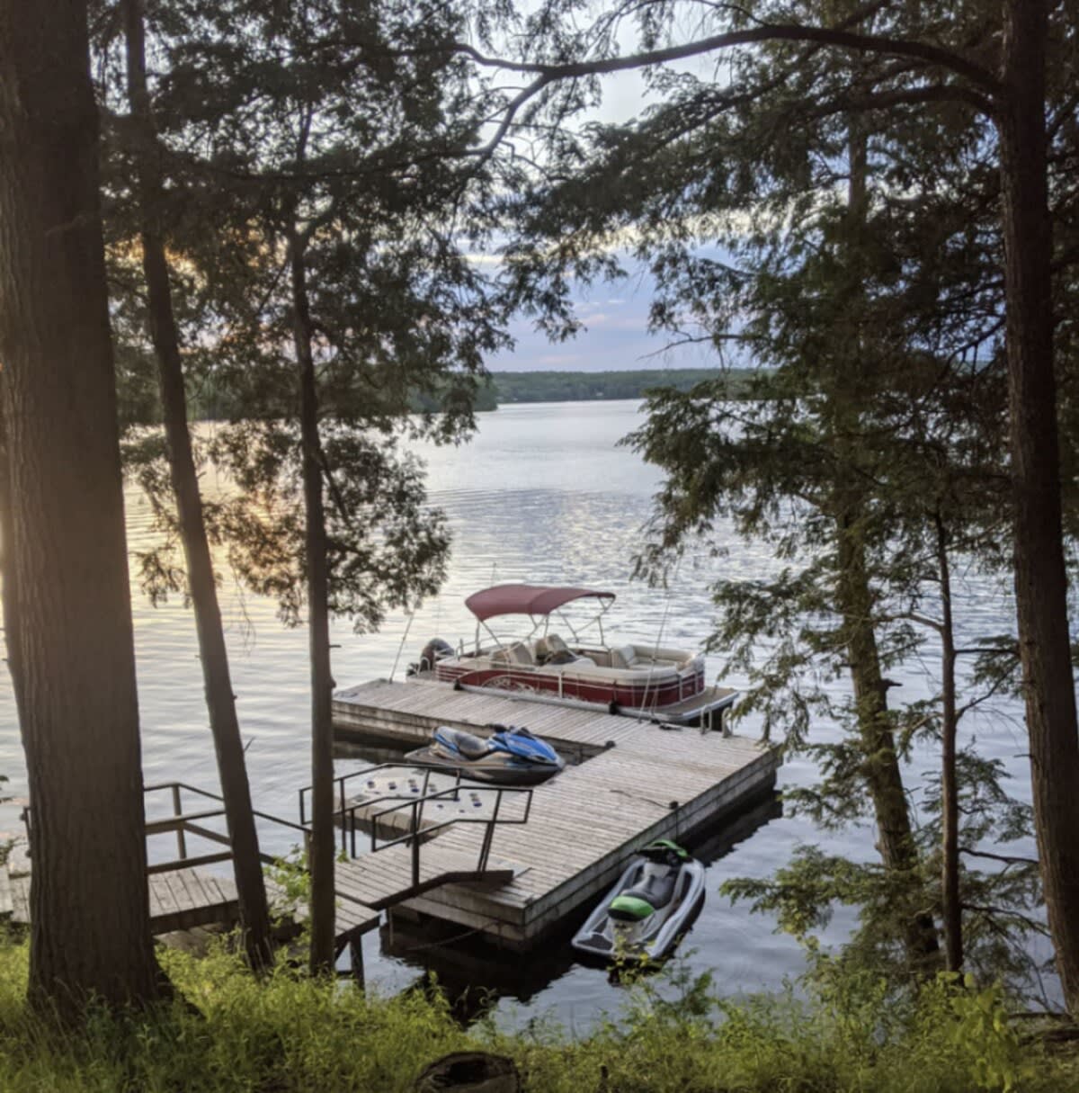 Waterfront open concept dream cottage with hot tub - Picture 18